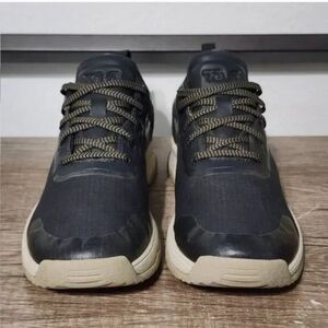 Mens sports shoes